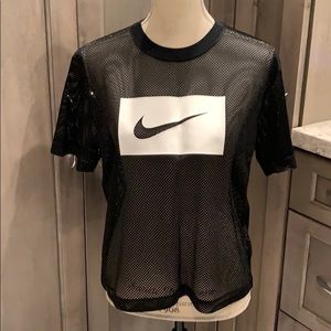 NWT Nike Mesh women’s workout top🔥❤️